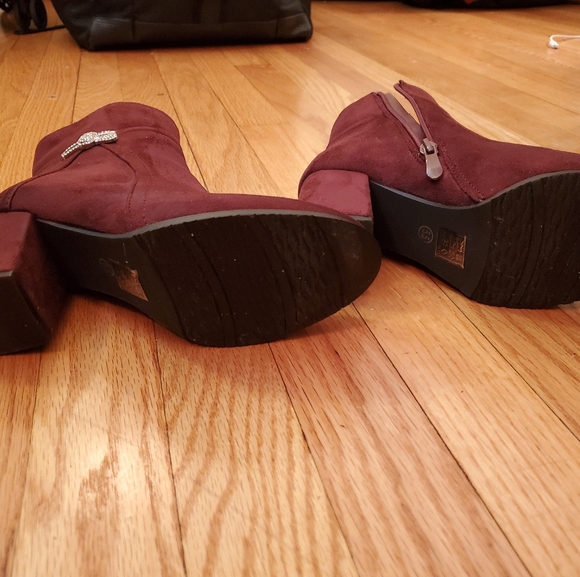 Burgundy suede booties - Picture 2 of 3